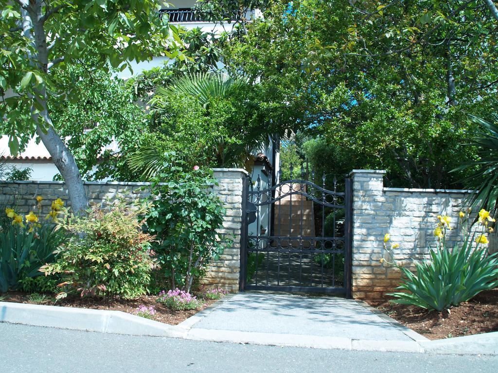 Apartments Frank ロヴィニ エクステリア 写真